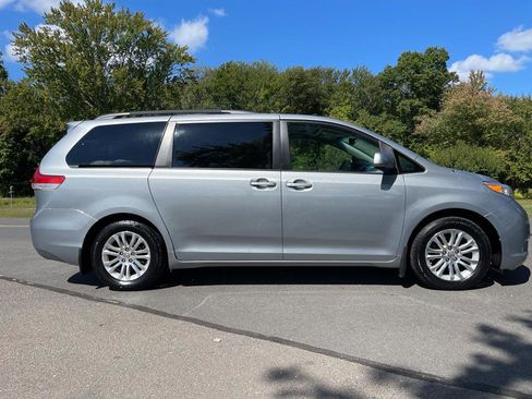Used 2012 Toyota Sienna XLE image 36