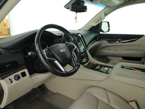 Used 2019 Cadillac Escalade Luxury image 6