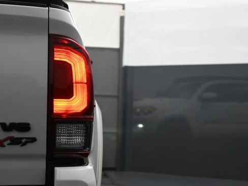 Used 2018 Toyota Tacoma TRD Sport image 11