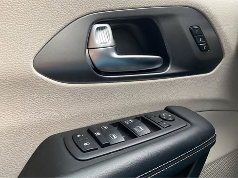 Used 2024 Chrysler Pacifica Touring-L FWD image 37