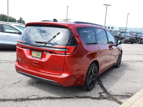 Used 2025 Chrysler Pacifica Limited FWD image 4