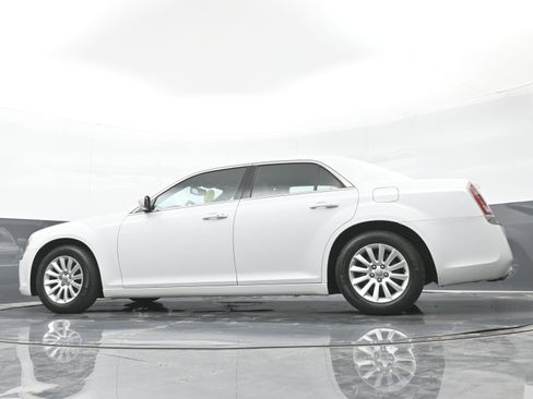 Used 2013 Chrysler 300 RWD image 37