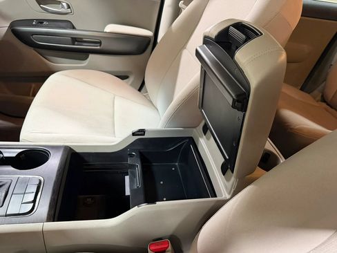 Used 2016 Kia Sedona LX FWD image 44