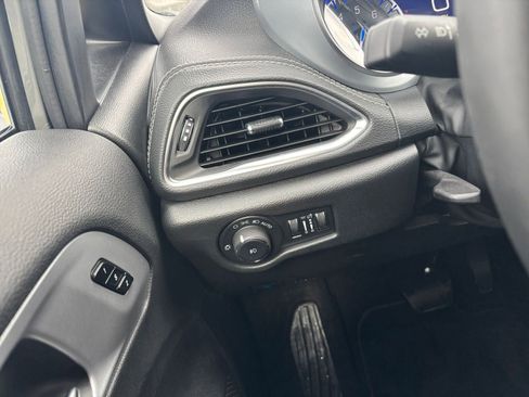 Used 2025 Chrysler Pacifica Limited image 38