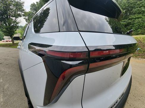 Used 2026 Chevrolet Traverse Z71 w/ LPO, Floor Liner Package AWD/4WD image 31