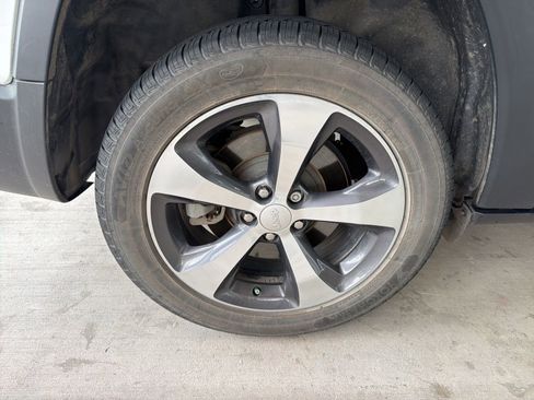 Used 2019 Jeep Cherokee Limited w/ Luxury Group FWD image 16