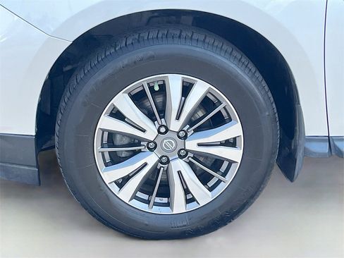 Used 2018 Nissan Pathfinder SV image 29
