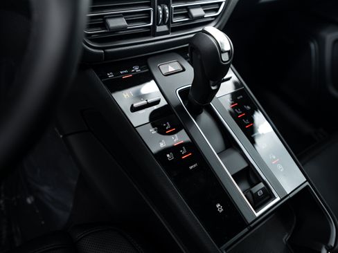 Certified 2026 Porsche Macan AWD/4WD image 15