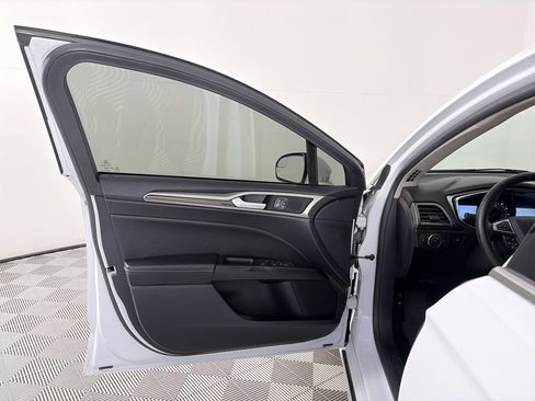 Certified 2018 Ford Fusion SE w/ Fusion SE Technology Package image 10