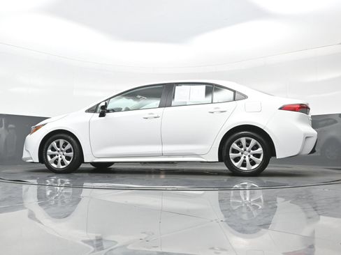 Used 2025 Toyota Corolla LE FWD image 27