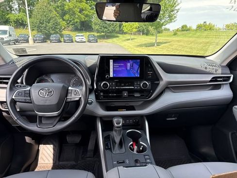 Used 2023 Toyota Highlander XLE AWD/4WD image 20