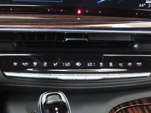 Used 2024 Cadillac Escalade ESV Luxury AWD/4WD image 32