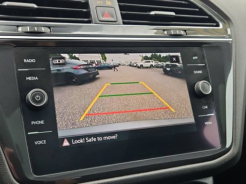 Used 2022 Volkswagen Tiguan SE w/ Panoramic Sunroof Package AWD/4WD image 16