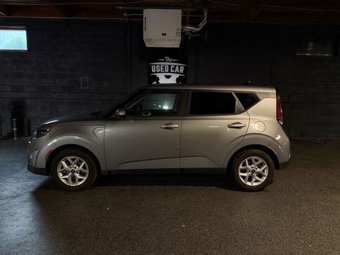 Used 2024 Kia Soul LX w/ Option Group 015 FWD image 2