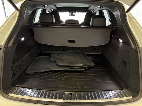 Certified 2022 Porsche Cayenne Platinum Edition image 28