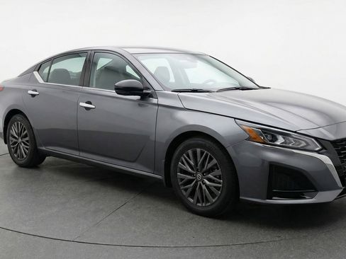 Used 2025 Nissan Altima 2.5 SV image 1