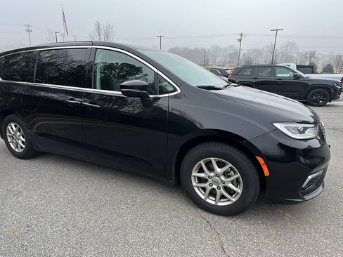 Used 2024 Chrysler Pacifica Touring-L image 5