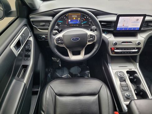 Used 2021 Ford Explorer XLT image 11