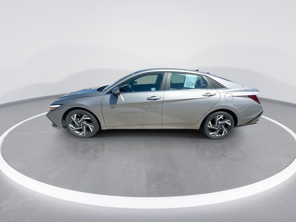 Used 2024 Hyundai Elantra SEL w/ Convenience Package FWD image 5