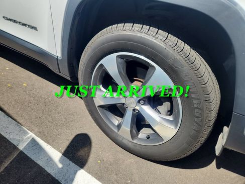 Used 2019 Jeep Cherokee Limited AWD/4WD image 4
