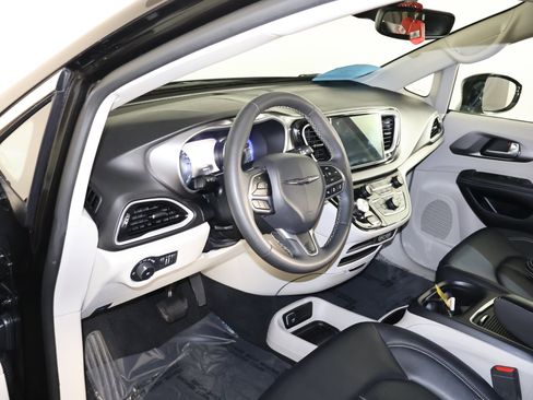 Used 2024 Chrysler Pacifica Touring-L image 37