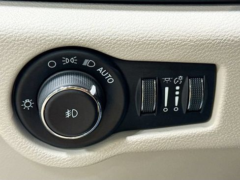 Used 2022 Chrysler Pacifica Touring-L FWD image 9