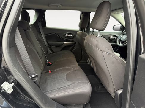 Used 2019 Jeep Cherokee Latitude w/ Popular Appearance Group image 18