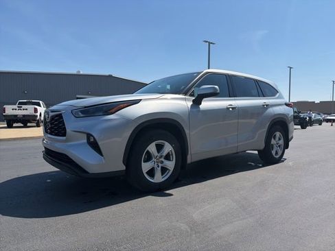 Used 2022 Toyota Highlander LE AWD/4WD image 3