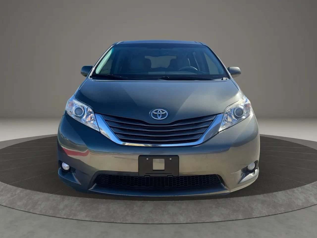 Used 2011 Toyota Sienna XLE w/ XLE Navigation Pkg FWD image 2