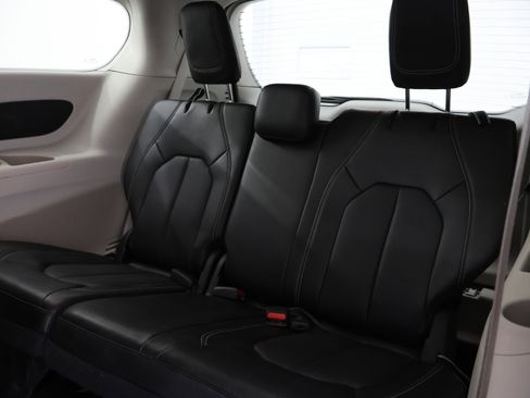 Used 2023 Chrysler Pacifica Touring-L AWD/4WD image 9