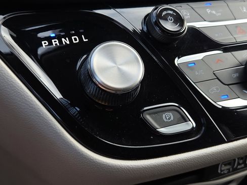 Used 2023 Chrysler Pacifica Touring-L image 23