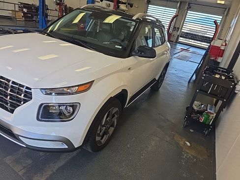 Used 2024 Hyundai Venue Limited FWD image 4