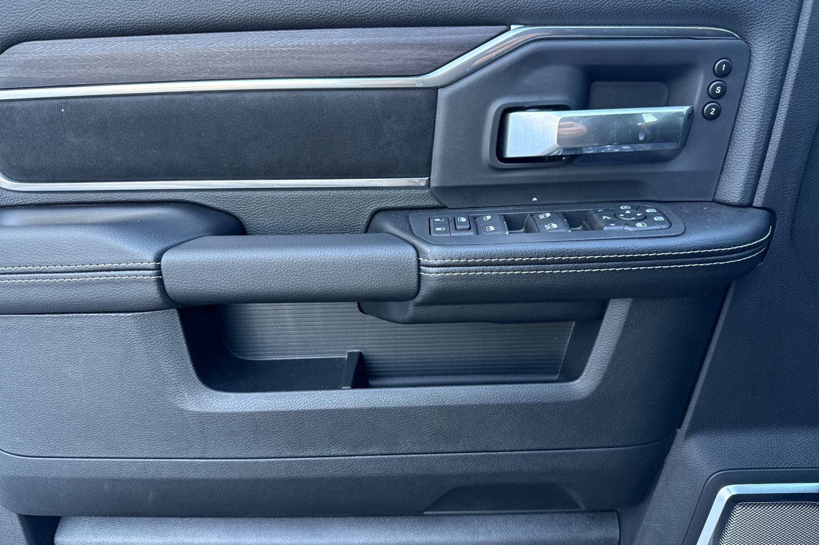 New 2026 RAM 3500 Laramie AWD/4WD image 14