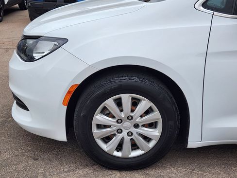 Used 2020 Chrysler Voyager L FWD image 9