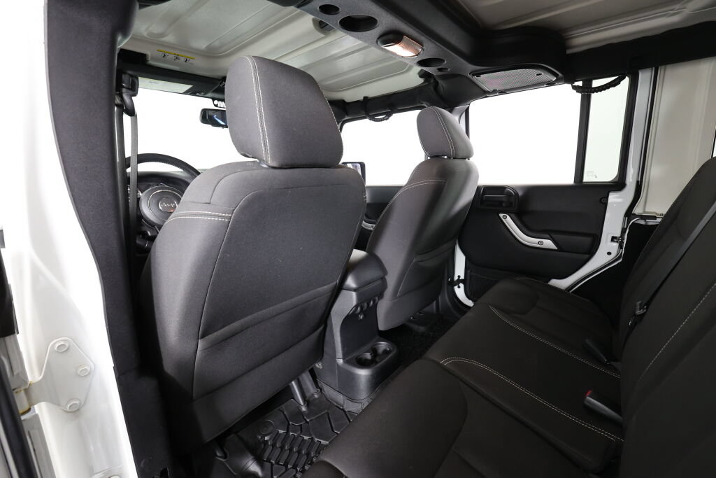 Used 2016 Jeep Wrangler Unlimited Sahara w/ Connectivity Group AWD/4WD image 14