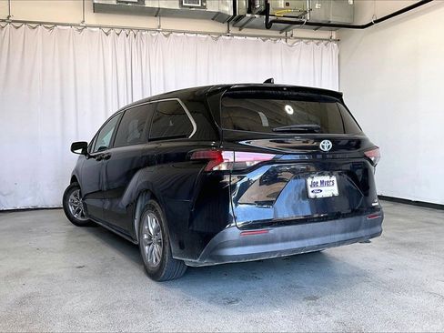 Used 2022 Toyota Sienna LE image 5
