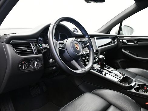Certified 2024 Porsche Macan AWD/4WD image 4