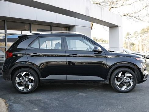 Used 2024 Hyundai Venue SEL image 3