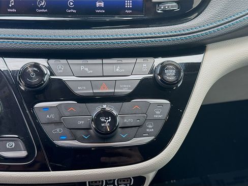 Used 2021 Chrysler Pacifica Touring w/ Cold Weather Group FWD image 12