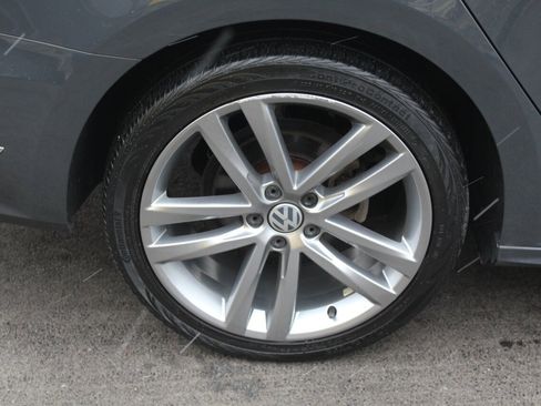 Used 2018 Volkswagen Passat 2.0T R-Line w/ R-Line Lighting Package FWD image 22