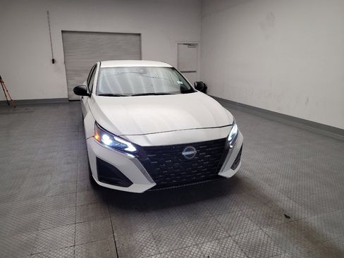 Used 2024 Nissan Altima 2.5 SV FWD image 14