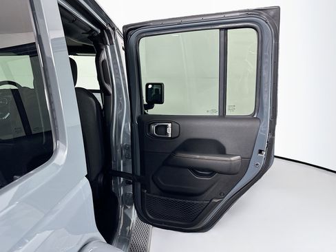 Used 2025 Jeep Wrangler Sahara AWD/4WD image 28