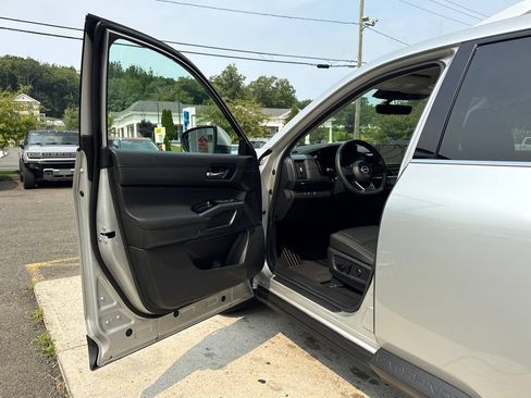 Used 2025 Nissan Pathfinder SL AWD/4WD image 10