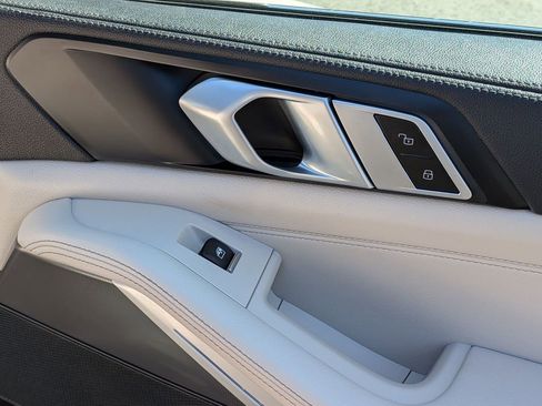 Used 2022 BMW X5 xDrive40i w/ M Sport Package image 18