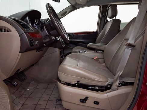 Used 2014 Chrysler Town & Country Touring FWD image 12