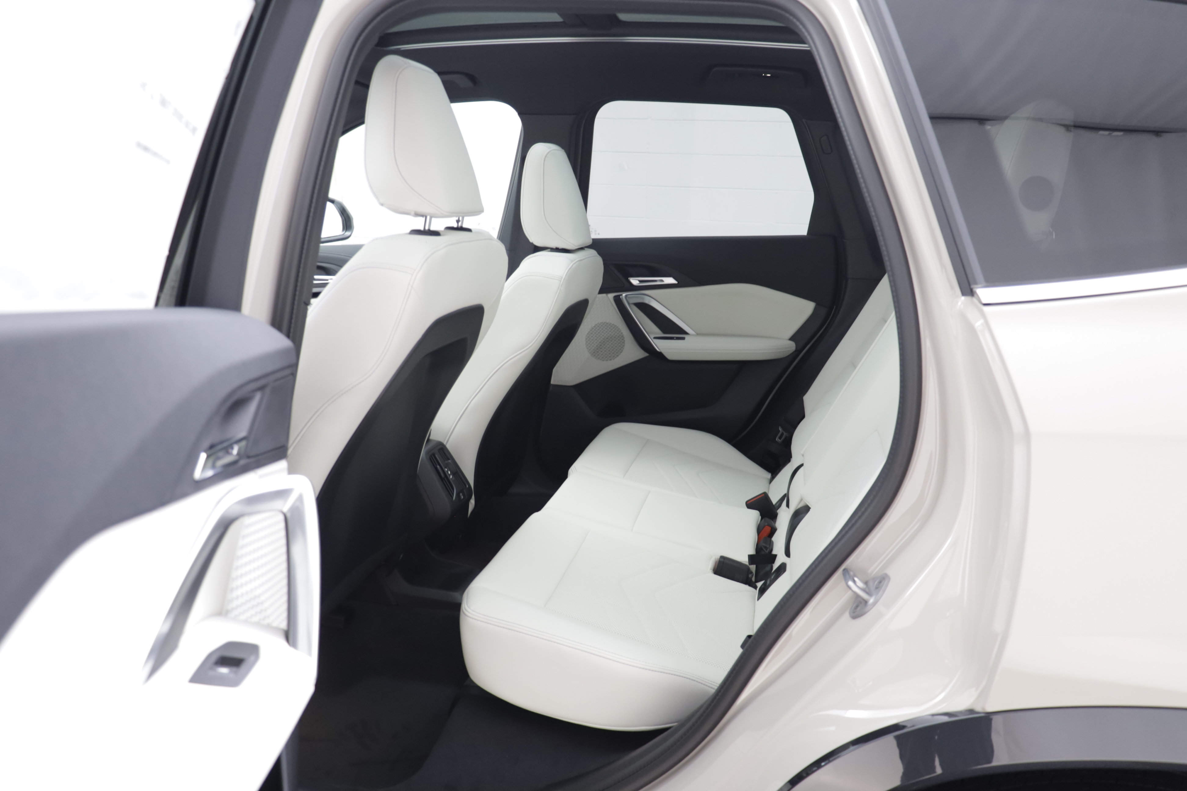 New 2027 BMW X1 xDrive28i AWD/4WD image 14