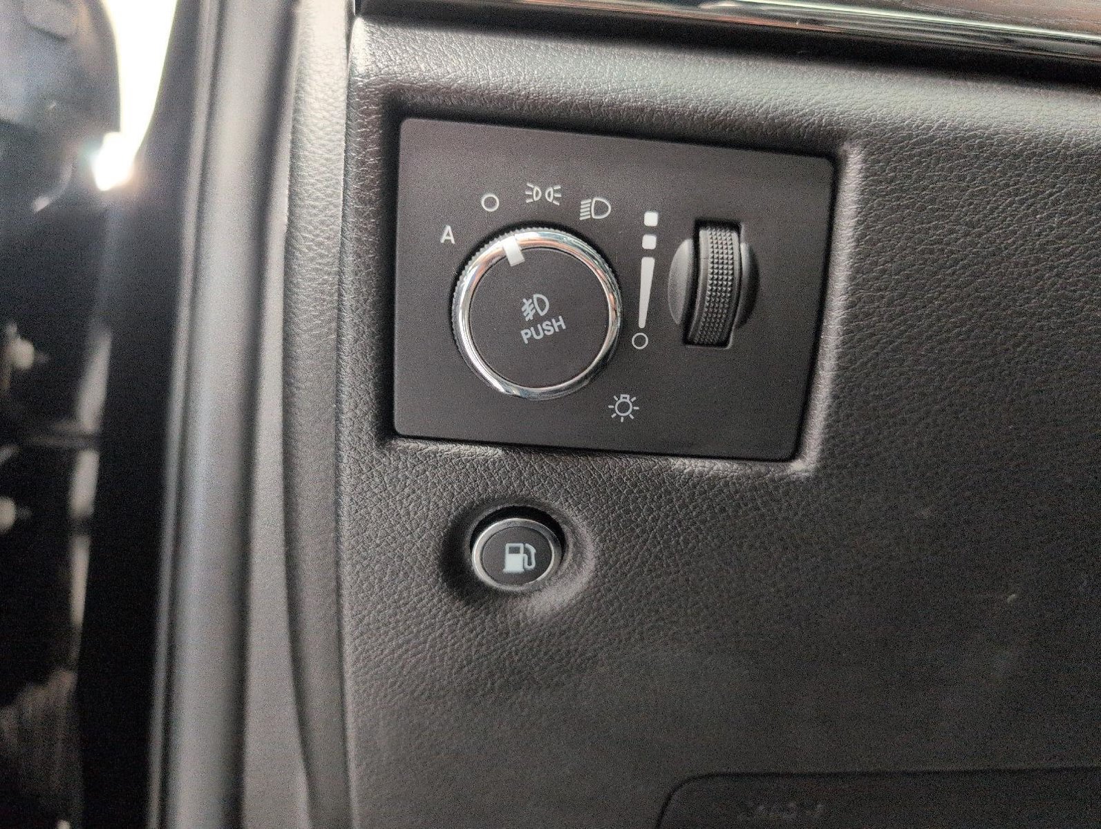 Used 2021 Jeep Grand Cherokee Overland AWD/4WD image 11