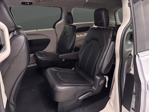 Certified 2023 Chrysler Pacifica Touring-L image 27