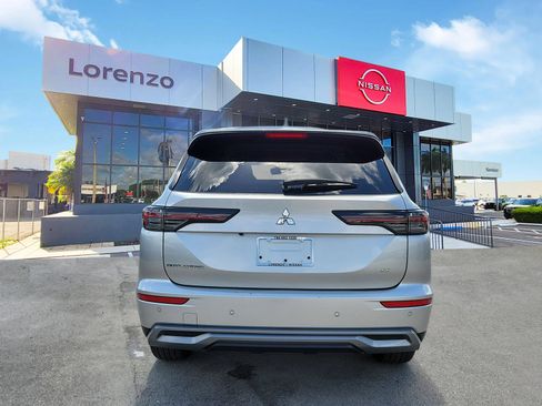 Used 2025 Mitsubishi Outlander SE FWD image 6