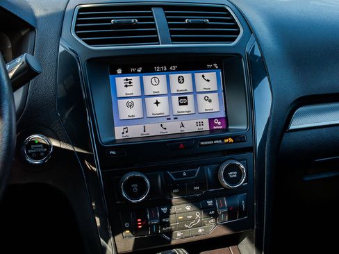 Used 2018 Ford Explorer XLT w/ Equipment Group 202A image 21